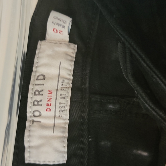 [*3 Items For $20 In Bundle*] Torrid denim shorts - Picture 3 of 4
